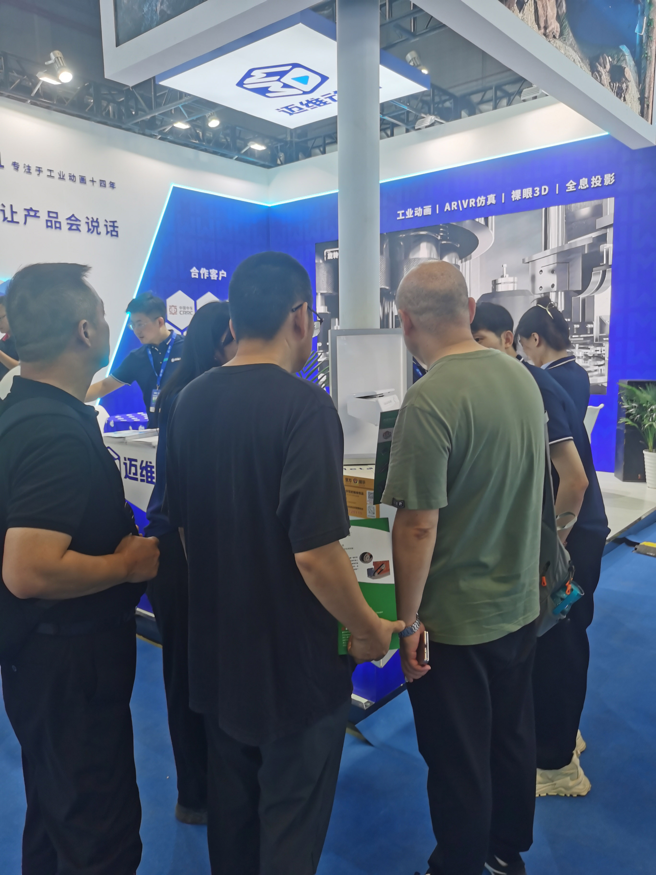 展会新星：3D全息仓演绎产品动画，立体感爆棚，便携设计让吸粉变得如此简单！(图2)